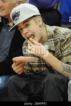 Justin Bieber avec Chris Paul II, le fils du joueur DE LA Clippers Chris Paul, qui tous deux regardent les Los Angeles Clippers jouer à Boston Celtics dans un match de la NBA au Staples Center, Los Angeles, Californie. 27 décembre 2012 Banque D'Images