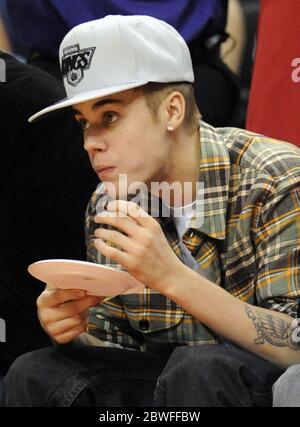 Justin Bieber avec Chris Paul II, le fils du joueur DE LA Clippers Chris Paul, qui tous deux regardent les Los Angeles Clippers jouer à Boston Celtics dans un match de la NBA au Staples Center, Los Angeles, Californie. 27 décembre 2012 Banque D'Images