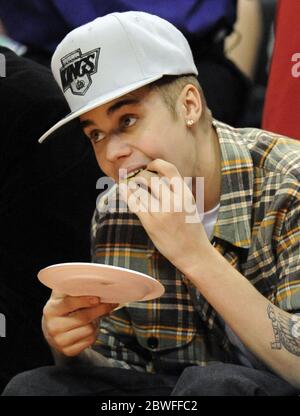 Justin Bieber avec Chris Paul II, le fils du joueur DE LA Clippers Chris Paul, qui tous deux regardent les Los Angeles Clippers jouer à Boston Celtics dans un match de la NBA au Staples Center, Los Angeles, Californie. 27 décembre 2012 Banque D'Images