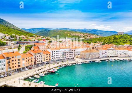 Panorama de la ville de Senj à Primorje en Croatie, forteresse de Nehaj en arrière-plan Banque D'Images