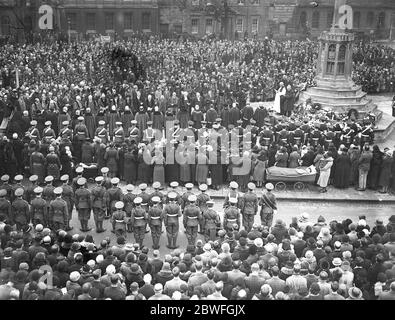 Jour de l'armistice . La foule qui a observé le silence de deux minutes au mémorial de guerre , Oxford . 11 novembre 1933 Banque D'Images