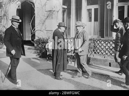 Trois premiers ministres en Golf Match M. Lloyd George serrer la main avec M Briand 11 janvier 1922 Banque D'Images