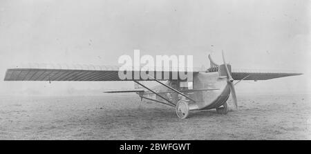 Le vol tout métal UN type significatif de machine de vol est le Dornier tout métal, dont une variété est le bateau volant équipé d'un appareil pour lancer des bombes . A l'exception des flotteurs et des longerons des ailes , le bateau volant comme toutes les machines dornier est entièrement en métal . Toutes les pièces essentielles sont en acier de haute qualité 27 juillet 1922 Banque D'Images