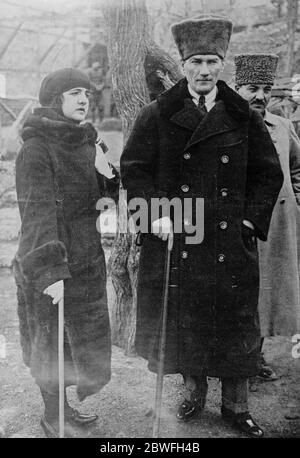 Mustapha Kemal et son épouse Maréchal Mustapha Kemal avec sa jeune femme , Latifee Honoum photographié dans le jardin de leur villa à Tchankaia près d'Angora . La femme de Mustapha Kemel n'a que 19 ans, 14 mars 1923 Banque D'Images