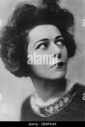 Actrice qui a soif applaudissements Pourquoi Alla Nazimova a donné le titre de film Alla Nazimova a déclaré qu'elle a décidé de renoncer au rôle de film et de revenir sur la scène parce qu'elle a envie de applaudissements 19 février 1923 actrice, scénariste et producteur de film russe américain. Également allé sous le nom d'Alia Nasimoff Banque D'Images