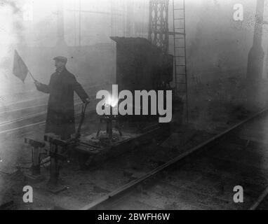 Le Guardian Angel contrôle le trafic au coeur de Londres en train de se fauler sur la ligne surélevée qui traverse Ludgate Circus 28 novembre 1921 Banque D'Images