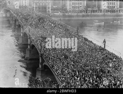 La Grande victoire Mars . La scène incroyable sur le pont de Westminster , quand les spectateurs ont fermé après le passage de la marche et pour un temps ont été massés si près sur le pont que les planchers et les routes ont été complètement cachés 19 juillet 1919 Banque D'Images