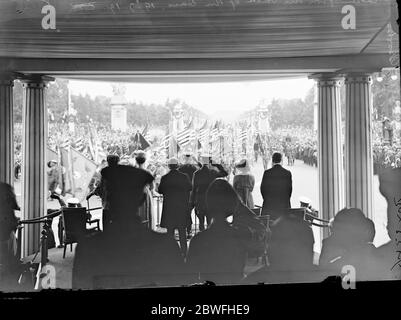 La Grande victoire Mars . Drapeaux américains passant le point de salut au Victoria Memorial à l'extérieur de Buckingham Palace dans la victoire Mars . 19 juillet 1919 Banque D'Images