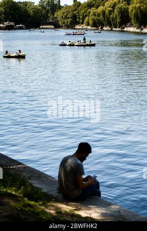 Berlin, Allemagne. 1er juin 2020. Les gens apprécient le soleil dans les bateaux sur le Landwehrkanal. Un homme est assis à l'ombre sur la banque. Le temps ensoleillé et chaud a attiré beaucoup de gens le lundi de Pentecôte. Crédit : Carsten Koall/dpa/Alay Live News Banque D'Images