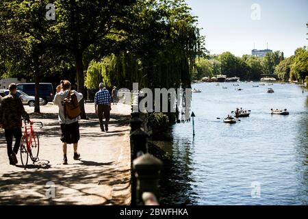 Berlin, Allemagne. 1er juin 2020. Les gens apprécient le soleil dans les bateaux gonflables sur le Landwehrkanal. Le temps ensoleillé et chaud a attiré beaucoup de gens le lundi de Pentecôte. Crédit : Carsten Koall/dpa/Alay Live News Banque D'Images