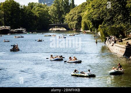 Berlin, Allemagne. 1er juin 2020. Les gens apprécient le soleil dans les bateaux gonflables sur le Landwehrkanal. Le temps ensoleillé et chaud a attiré beaucoup de gens le lundi de Pentecôte. Crédit : Carsten Koall/dpa/Alay Live News Banque D'Images