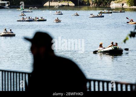 Berlin, Allemagne. 1er juin 2020. Les gens apprécient le soleil dans les bateaux gonflables sur le Landwehrkanal. Le temps ensoleillé et chaud a attiré beaucoup de gens le lundi de Pentecôte. Crédit : Carsten Koall/dpa/Alay Live News Banque D'Images