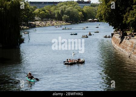 Berlin, Allemagne. 1er juin 2020. Les gens apprécient le soleil dans les bateaux sur le Landwehrkanal. Le temps ensoleillé et chaud a attiré beaucoup de gens le lundi de Pentecôte. Crédit : Carsten Koall/dpa/Alay Live News Banque D'Images