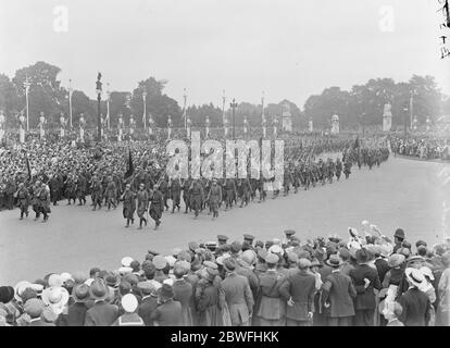 La Grande victoire Mars . Troupes françaises passant le Victoria Memorial . 19 juillet 1919 Banque D'Images