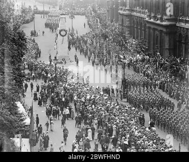 Aujourd'hui grande victoire mars . Drapeaux américains et troupes passant devant le Cenotaph , le mémorial de guerre situé à Whitehall , Londres . 19 juillet 1919 Banque D'Images