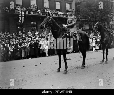 La Grande victoire Mars . Le Maréchal Foch , le généralissime des armées alliées , à la tête des troupes françaises . 19 juillet 1919 Banque D'Images