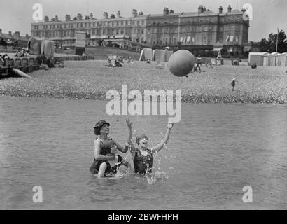 Scènes de baignade à Eastbourne . 19 juin 1925 Banque D'Images