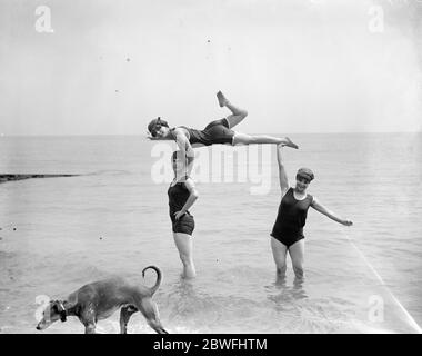 Scènes de baignade à Eastbourne . 19 juin 1925 Banque D'Images