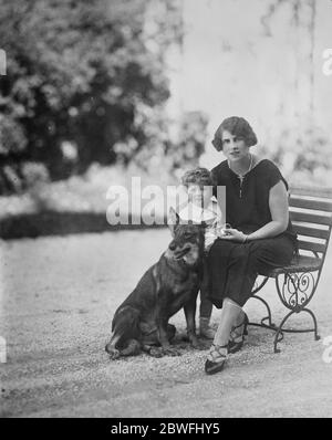 Mère et fils . Une image accueillante de la Couronne de la Pinceste Helen de Roumanie avec son seul enfant, le prince Michael et l'un de leurs animaux domestiques 23 février 1925 Banque D'Images