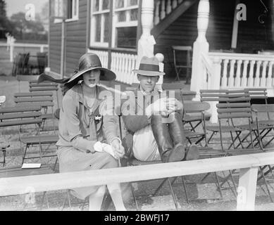 Polo à Ranelagh . M. Filmer Sankey ( qui a joué pour Eton ) avec Mme Filmer Sankey , ancienne Dame Ursula Grosvenor . 16 mai 1925 Banque D'Images