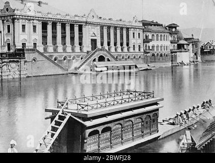 Cachemire , Inde le Sher Garhi , Palais du Maharaja du Cachemire et Jammu à Srinagar , montrant la Barge royale au premier plan . 4 décembre 1924 Banque D'Images