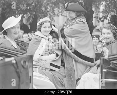 Carnaval de Walthamstow . Le maire de Walthstow , Mme Mcentee , couronne la reine du carnaval , Mlle Doris Mason . 14 mai 1938 Banque D'Images