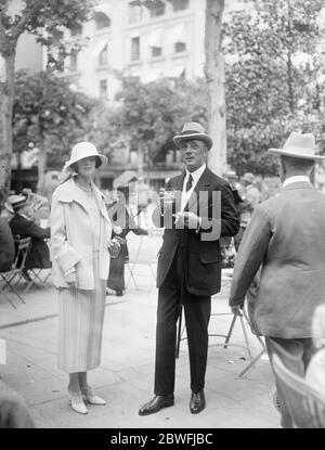 Société à Aix les bains Sir Austin Harris avec sa fille le 7 août 1923 Banque D'Images