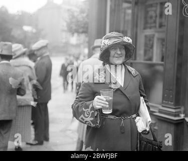 Société à Harrogate . Mlle Burke , sœur de la Comtesse de Limerick , prenant les eaux à Harrogate. 21 août 1923 Banque D'Images