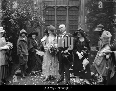 Sir Arthur Carkeek Weds . Sir Arthur Carkeek , un grand employeur de Redruth , Cornwall , et Mme Deuchar , veuve de M. Alexander Deuchar de Newcastle sur Tyne , se sont mariés à la Chapelle Royale , Savoie , Londres . 4 septembre 1923 Banque D'Images