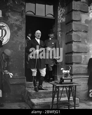 Heythrop Hunt Présentation au capitaine Brassey lors d'une rencontre de Heythrop Hunt à Chipping Norton une présentation d'un modèle argenté d'un chien de renard a été faite au capitaine Brassey ( qui a épousé Lady Dalmeny ) par les partisans de la chasse . Le capitaine Brassey remercie les donateurs du présent 21 novembre 1921 Banque D'Images