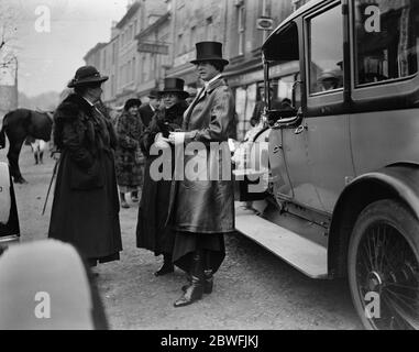 Heythrop Hunt rencontrez . Présentation au Capt Brassey . Mme Brassey ( ancienne Lady Dalmany ) à la rencontre . 21 novembre 1921 Banque D'Images