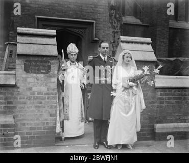 Mariage des officiers de la marine l'évêque de Londres a officié au mariage à St Paul Knightsbridge du commandant Evan Cavendish , avec Mlle Esme F S Irby 25 janvier 1923 Banque D'Images