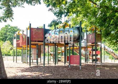 Le terrain de jeux pour enfants de Prospect Park, Reading, est calme et vide car il est fermé en raison de la pandémie du coronavirus. Banque D'Images