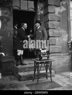 Heythrop Hunt Présentation au capitaine Brassey lors d'une rencontre de Heythrop Hunt à Chipping Norton une présentation d'un modèle argenté d'un chien de renard a été faite au capitaine Brassey ( qui a épousé Lady Dalmeny ) par les partisans de la chasse . Le capitaine Brassey remercie les donateurs du présent 21 novembre 1921 Banque D'Images