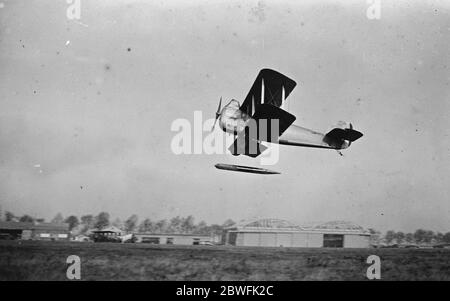 Arme pour la prochaine guerre Torpedo lancement des essais aériens à Villacoubay avec un avion Levasseur PL 2.02 . Ici, la torpille peut être vu en cours de lancement à partir de la machine 13 décembre 1922 Banque D'Images