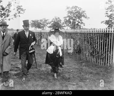 Société à Ascot . Capitaine et Mme Stirling Stuart . 14 juin 1922 Banque D'Images