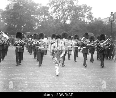 Trooping des couleurs la bande des gardes gallois dans leur robe d'état sur leur chemin à la cérémonie 5 juin 1920 Banque D'Images