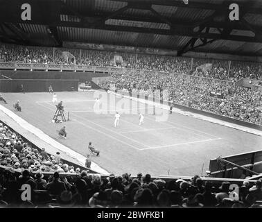 Championnats de tennis sur gazon à Wimbeldon le match entre Mdlle Suzanne Lenglen et P O ' Hara Wood et A S Drew et Mme Middleton le 1er juillet 1922 Banque D'Images