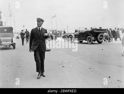 Ouverture de la semaine Cowes le major Philip Hunloke arrive au Royal Yacht Squadron le 29 juillet 1922 Banque D'Images