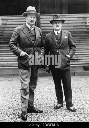 Le nouveau cabinet français . M Caillaux ( à droite ) qui retourne au cabinet de M Painlave avec M de Monzie , le nouveau ministre de l'éducation , qui a occupé pendant quelques jours le poste de ministre des Finances dans le cabinet Herriot . 17 avril 1925 Banque D'Images