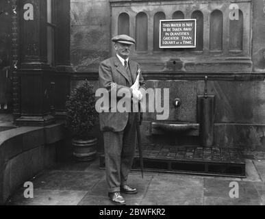 Le bâton noir en vacances le général Sir William Pulteney , K C B , gentleman husher du bâton noir à la Chambre des Lords , n'est pas à Harrogate le 30 août 1924 Banque D'Images