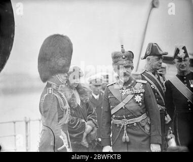 La visite royale roumaine . Le prince de Galles recevant le roi et la reine de Roumanie à bord du yacht royal . 12 mai 1924 Banque D'Images