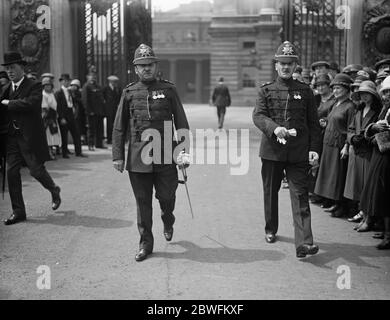 Investiture au Palais de Buckingham . De gauche à droite : Surintendant Woodmore ( Division X ) , Surintendant Martin ( Division C ) MBE quittant . 6 juillet 1925 Banque D'Images