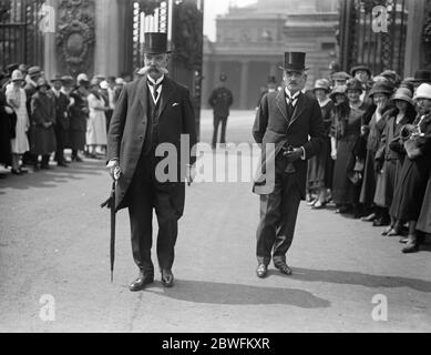 Investiture au Palais de Buckingham . De gauche à droite : Surintendant principal Bolton de Birmingham MBE , Surintendant Collins , l'expert Finger Print MBE quittant . 6 juillet 1925 Banque D'Images