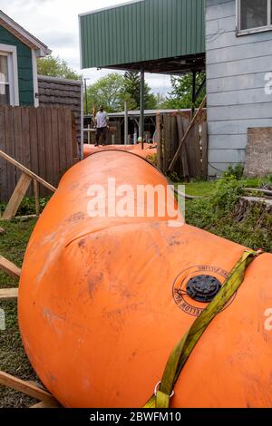 Detroit, Michigan - la ville a installé des barrières orange de contrôle des crues autour des canaux du côté est de la ville pour protéger les maisons contre les inondations Banque D'Images