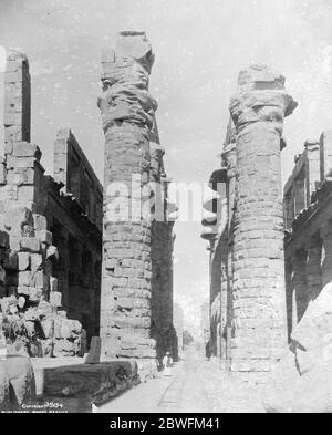 Temple célèbre à Peril le grand Temple d'Amon , à Karnak , Egypte . l'avenue centrale , dont les colonnes sont de 64 pieds de hauteur et 35 pieds de circonférence le 1er avril 1925 Banque D'Images