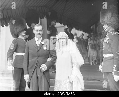 Mariage militaire . Le mariage a eu lieu à la chapelle des gardes du Capt l'hon H B O'Brien et de Lady Helen Baillie Hamilton . Mariée et marié . 23 avril 1925 Banque D'Images