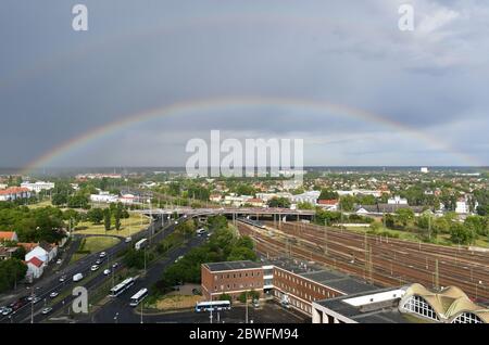 Vue sur la ville de Debrecen avec arc-en-ciel, Hongrie, après la douche d'été Banque D'Images