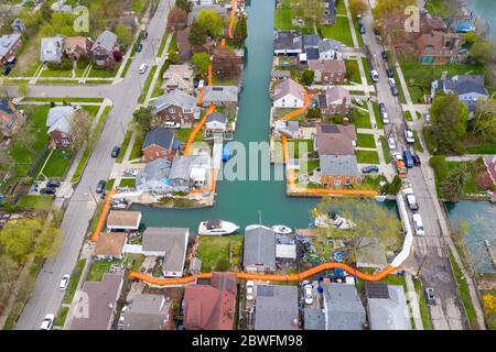 Detroit, Michigan - la ville a installé des barrières orange de contrôle des crues autour des canaux du côté est de la ville pour protéger les maisons contre les inondations Banque D'Images