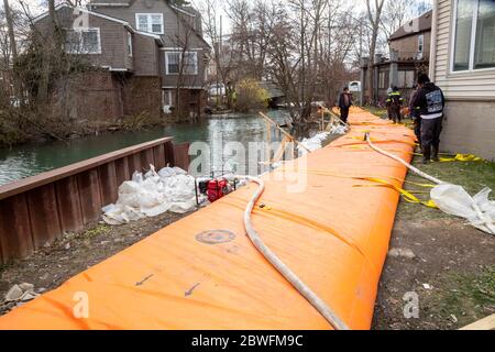 Detroit, Michigan - la ville a installé des barrières orange de contrôle des crues autour des canaux du côté est de la ville pour protéger les maisons contre les inondations Banque D'Images